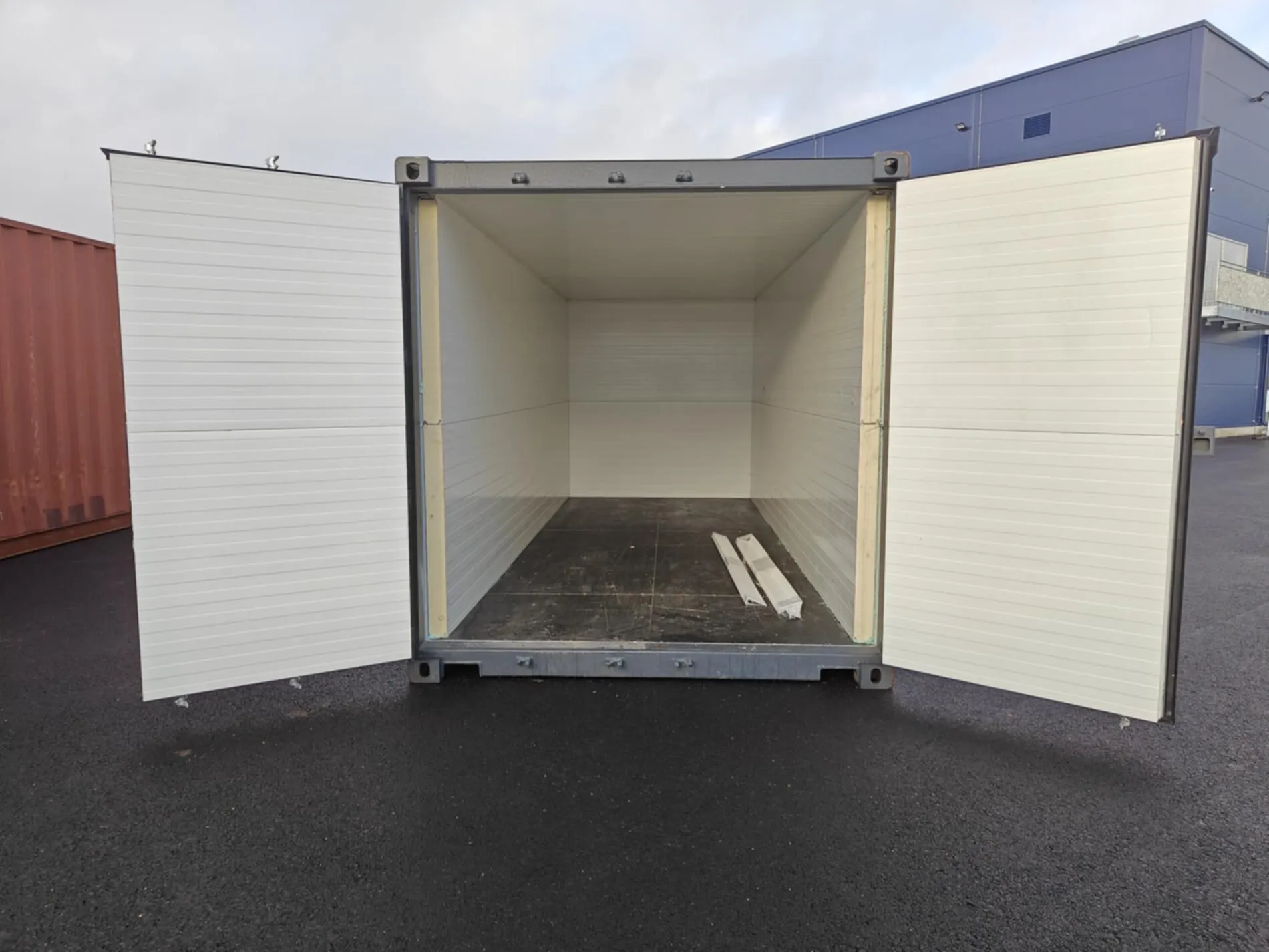 Heavy-duty storage container designed for safe cargo transport, industrial warehousing, and long-term storage solutions.